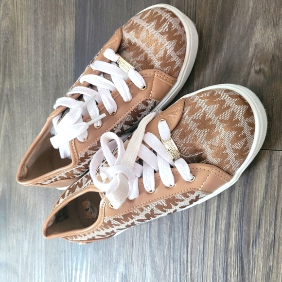 Michael Kors Kids Shoes Size 3 Tan Monogram Logo Lacr Camvas Sneaker - Picture 1 of 5